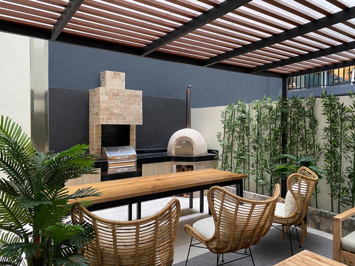 Silvia's New Spacious Patio Pad Apartment *